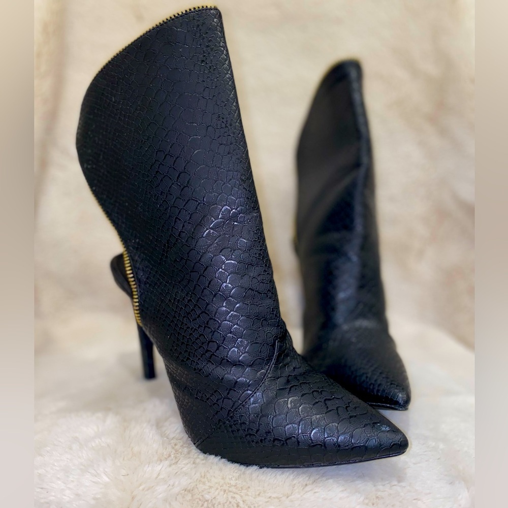 ✨ Black/Gold Fashion Nova Avangard Cut-Out Boots – Woman’s Size 8.5 ✨